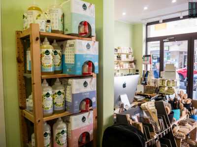 Il negozio vende merce naturale ed ecologica di varia natura, da cosmetici e prodotti di igiene e bellezza a dolci quali caramelle e tavolette di cioccolata